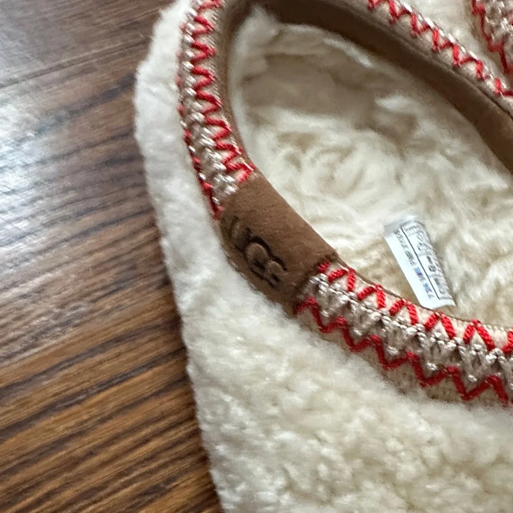 Ugg women’s Cozy Cream Slippers - Picture 3 of 5